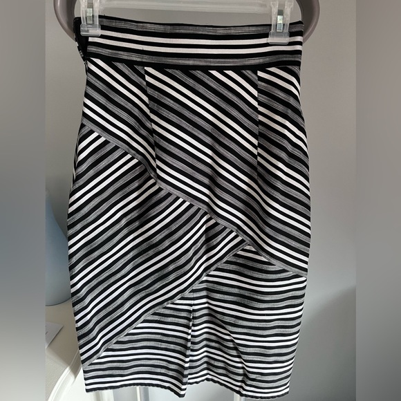 Milly Black and White striped skirt - size 2 - Picture 3 of 9